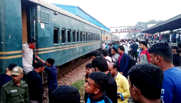 ফেনীতে সাগরিকা এক্সপ্রেস ট্রেনের বগি লাইনচ্যুত